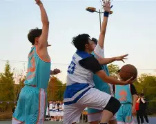 游戏APP-随着裁判一声令下参赛选手们如同离弦的箭